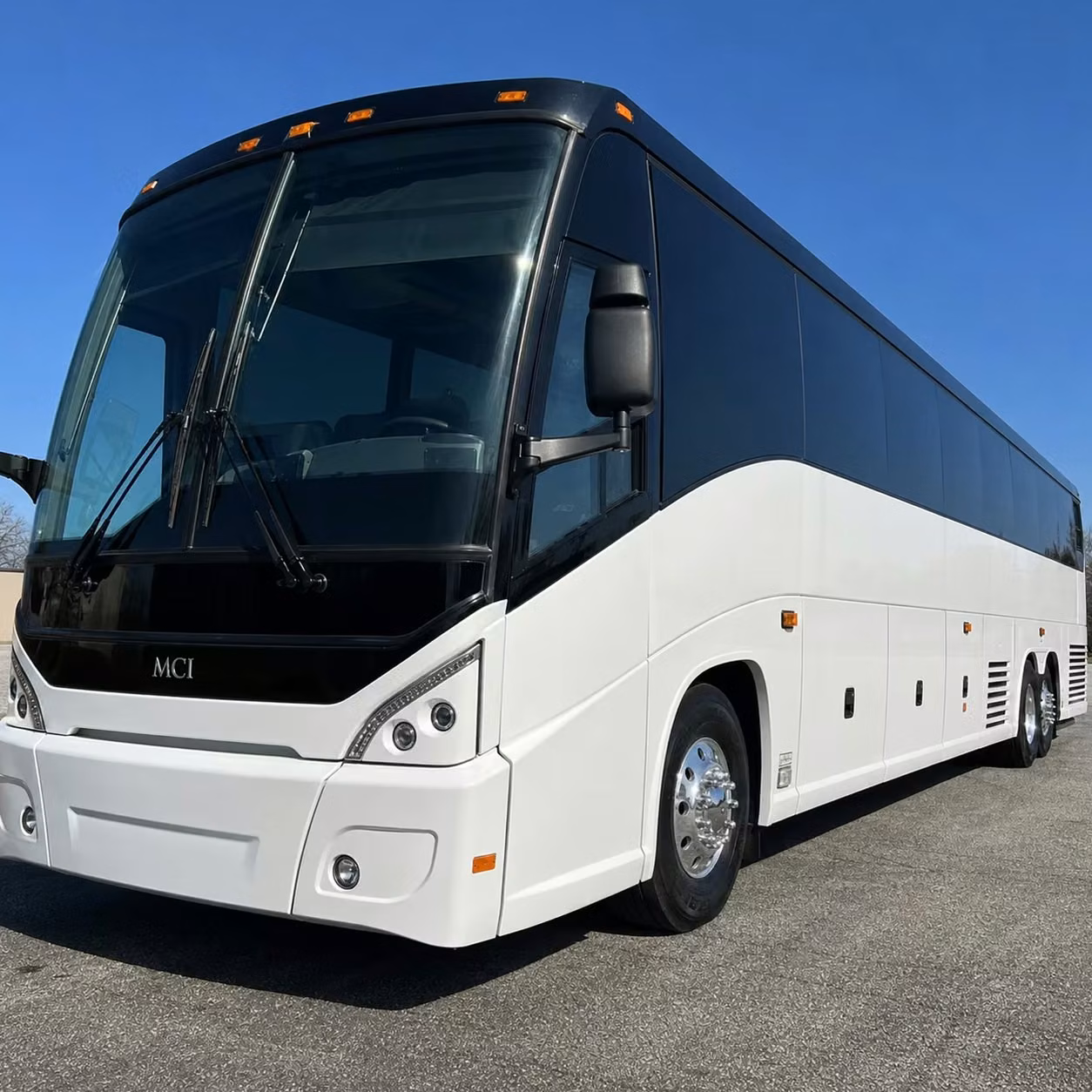 long distance charter buses from minneapolis to chicago milwaukee and the upper midwest